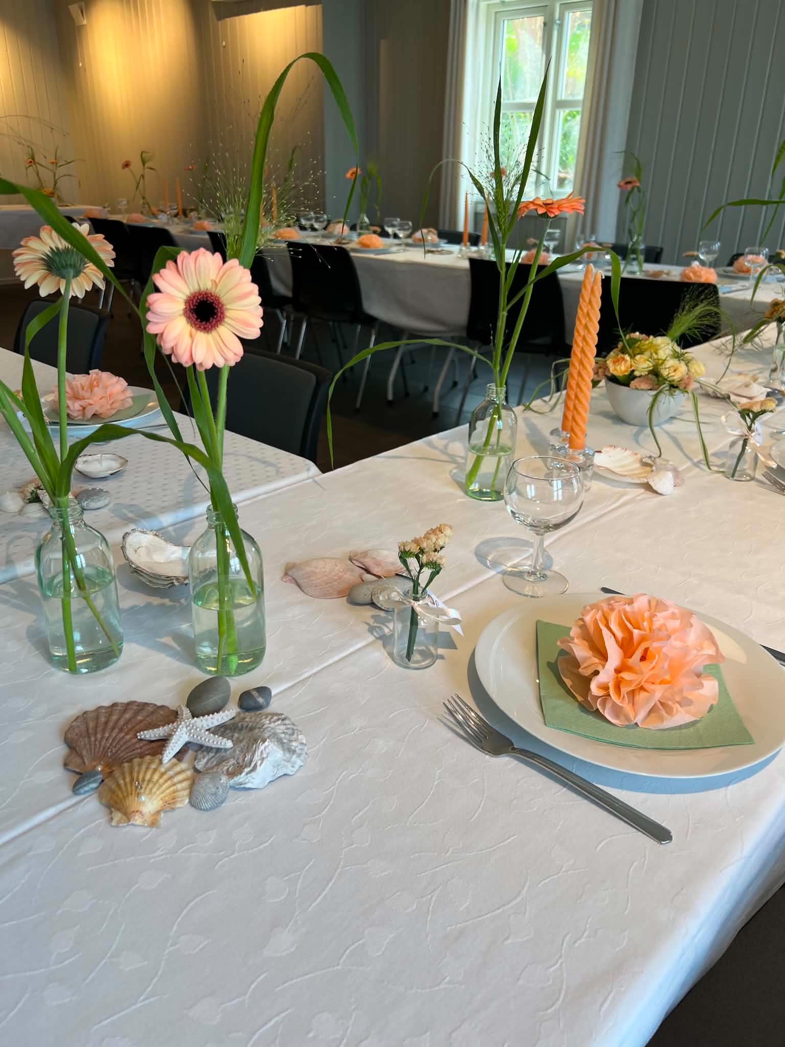 Nærbilde av borddekking med blomster