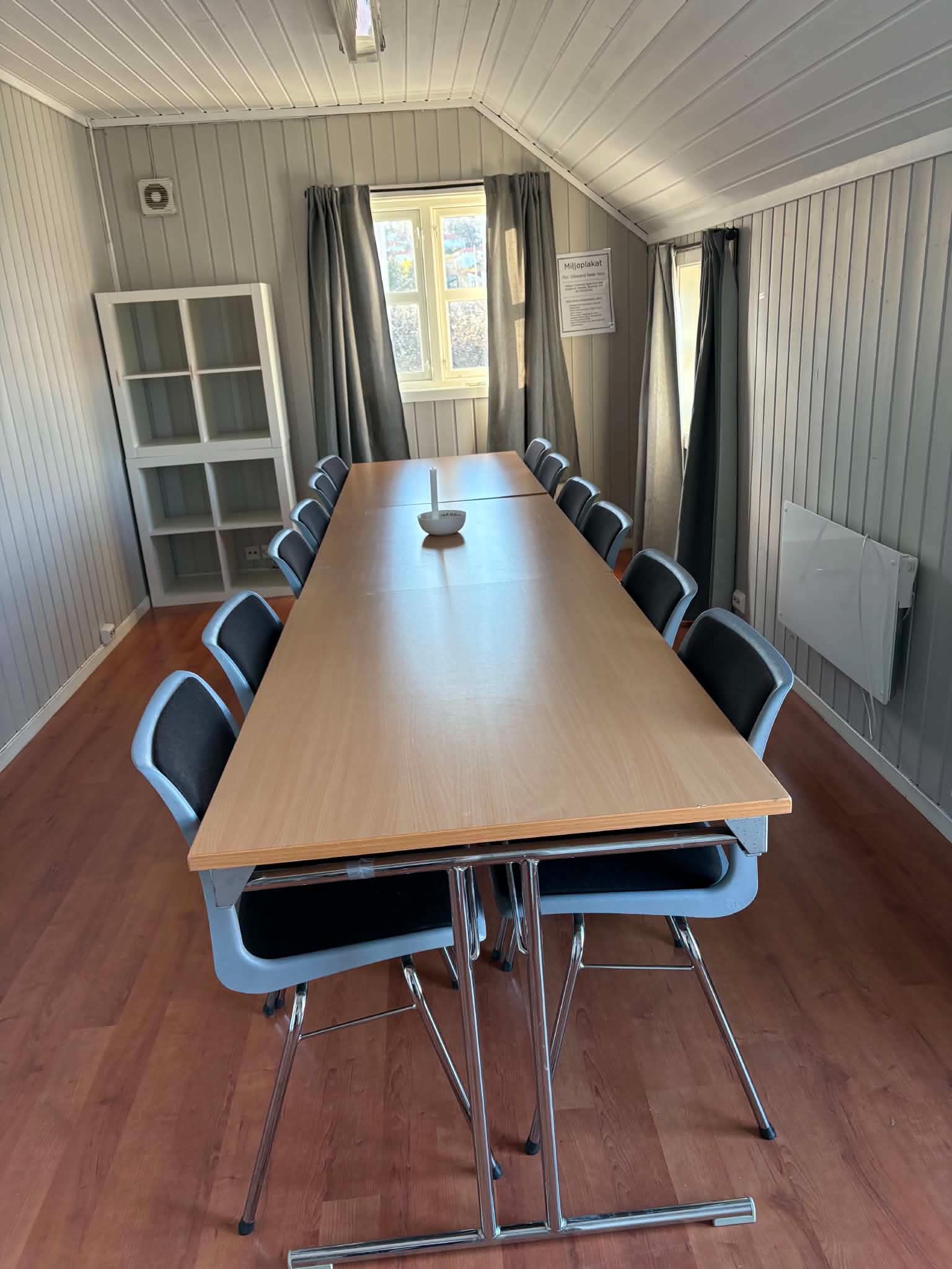 Møterom i andre etasje med langbord