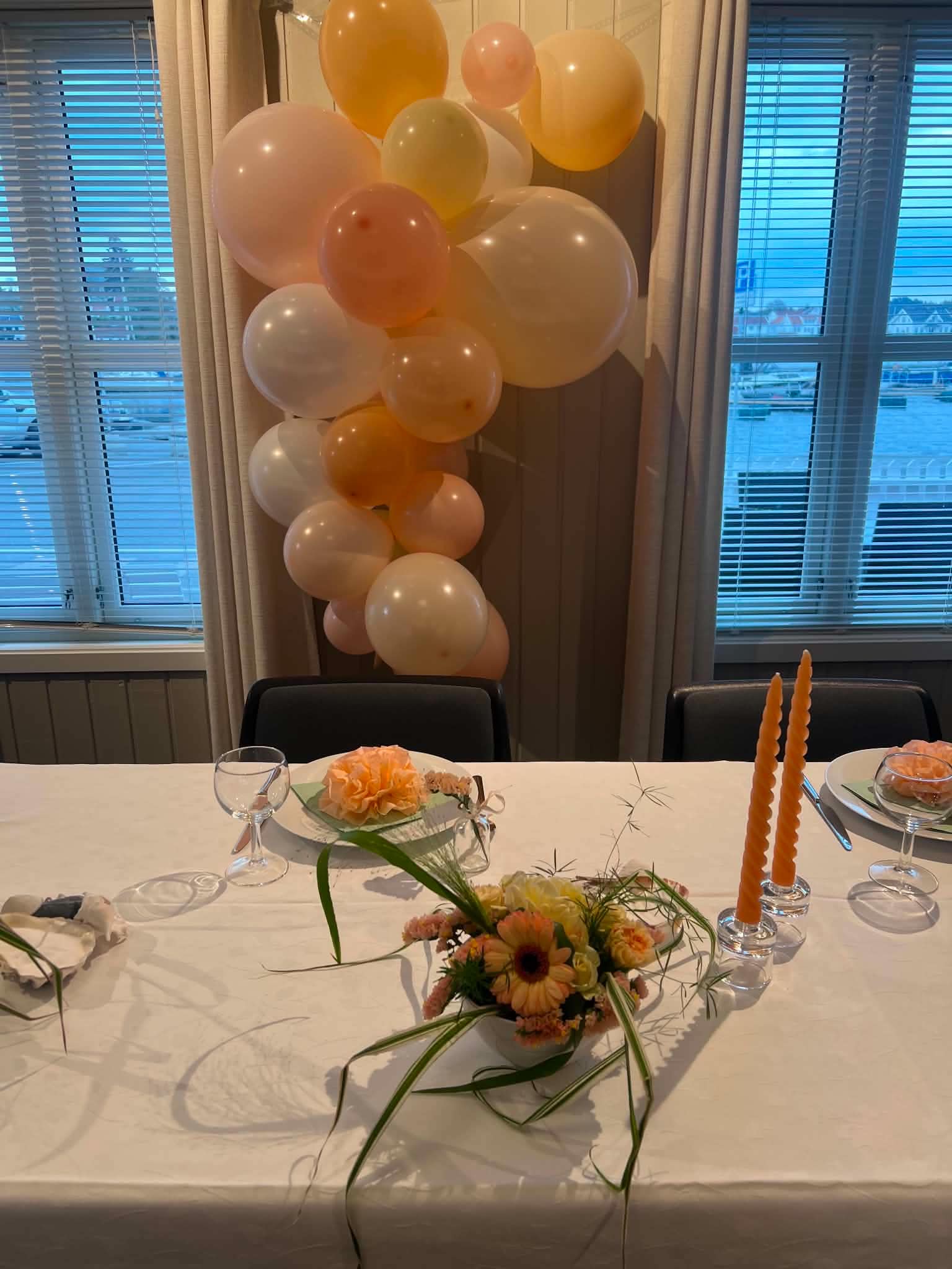Ballongdekorasjon og pyntet bord